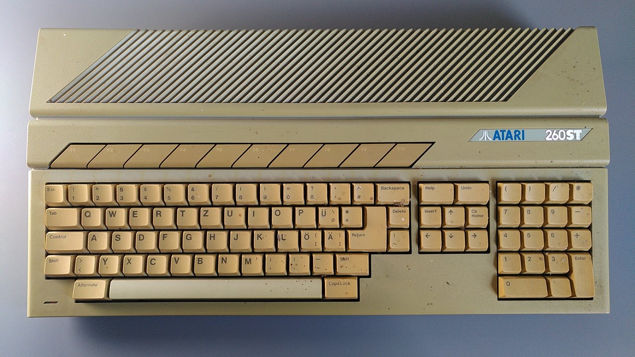 The Atari 260ST, dirty and quite yellowed